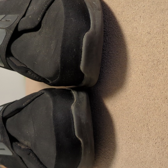 Ugg Neutra Sneakers: Comfort Meets Style in Black - Picture 2 of 13